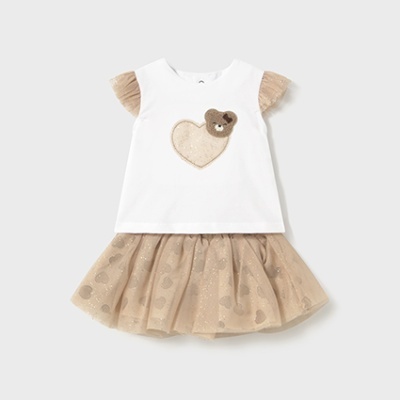 Conjunto infantil com t-shirt branca e saia bege de tule com corações.