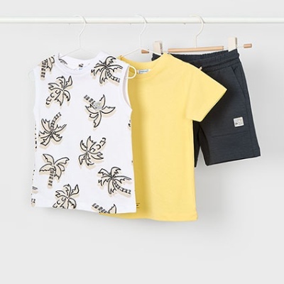 Conjunto infantil com t-shirt sem mangas branca com palmeiras, t-shirt amarela e calções pretos