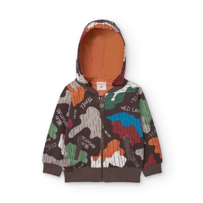 Casaco com capuz colorido para criança com padrão camuflado e texto impresso.