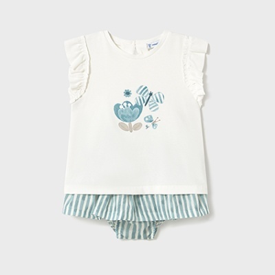 Body de bebé branco com estampa de flores azuis e calções às riscas azuis e brancas.