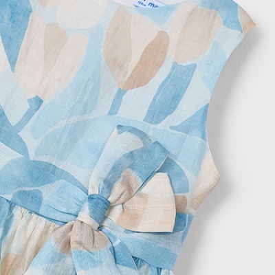 Vestido de menina azul com laço e padrão floral