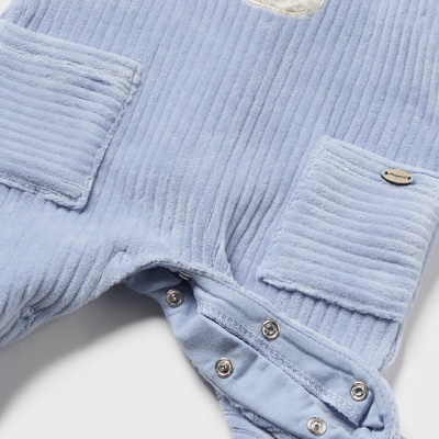 Macacão de bebé azul claro com rosto de ursinho bordado e botões de pressão