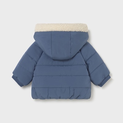 Casaco azul acolchoado com capuz e interior felpudo creme, visto de costas