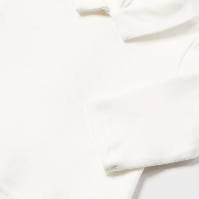 Camisola branca de manga longa com gola