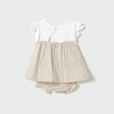 Conjunto de bebé com vestido branco e faixa bege às riscas e calções