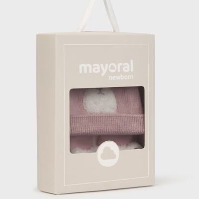 embalagem beige com roupa de bebé rosa e ovelha branca