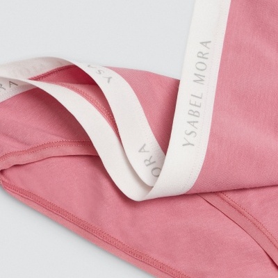 Pano rosa com bordas brancas e inscrição YSABEL MORA