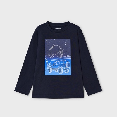 Camisola azul escura de manga comprida com estampa de carro e paisagem noturna