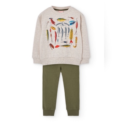 Conjunto infantil cinza com estampado de iscas e calças verde-oliva