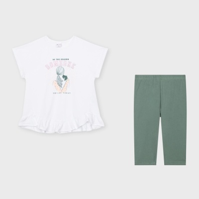 Conjunto infantil com t-shirt branca estampada e calças verdes.