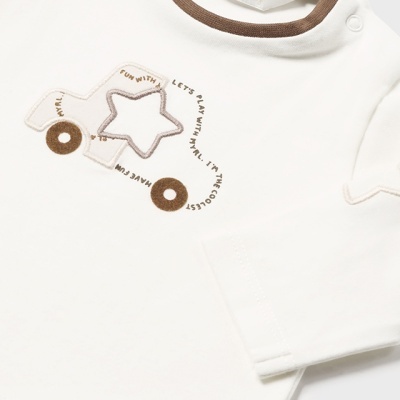 Camisola branca para bebé com gola castanha e estampado de carrinho com estrela e texto.