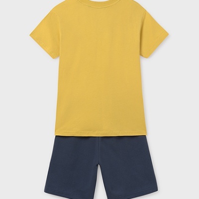 Conjunto de t-shirt amarela e calções azul escuro infantil num fundo branco