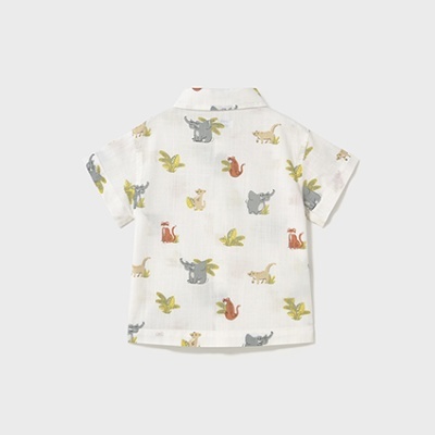 Camisola de criança branca com padrão de animais e folhas e mangas curtas