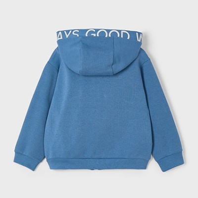 Casaco com capuz azul para criança com texto branco no capuz