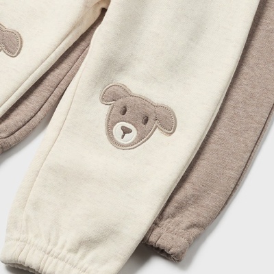 Calças de bebé bege claro e castanho com punhos elásticos e bordado de cão