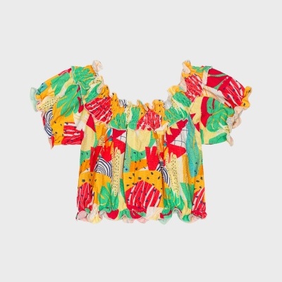 Top cropped colorido com mangas curtas bufantes e padrão tropical.