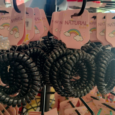 Elásticos de cabelo pretos espiralados com etiquetas rosa NATURAL kids