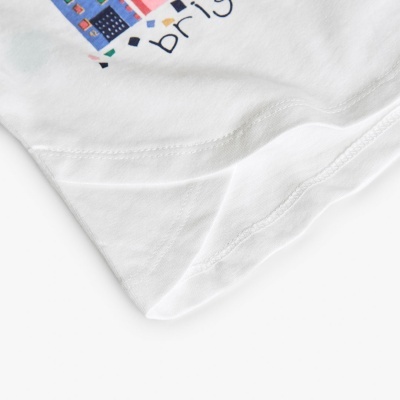 Parte inferior de t-shirt branca com ilustração colorida e texto bright