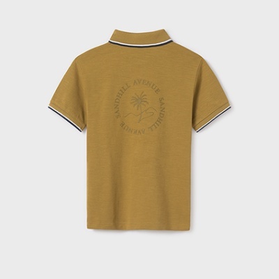 Polo castanho de criança com gola e mangas curtas, texto e imagem de palmeira nas costas
