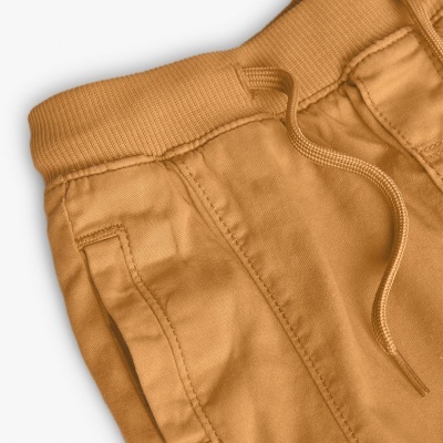 Calças castanhas com cós elástico, cordão e bolso lateral