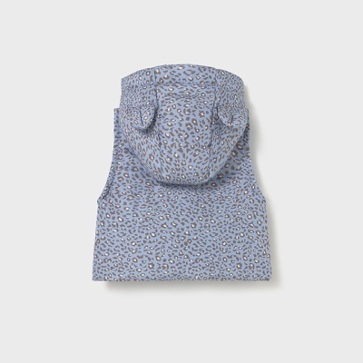 Colete azul claro com padrão de leopardo e capuz em fundo branco