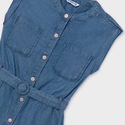 Vestido de ganga azul com botões metálicos, bolsos e cinto