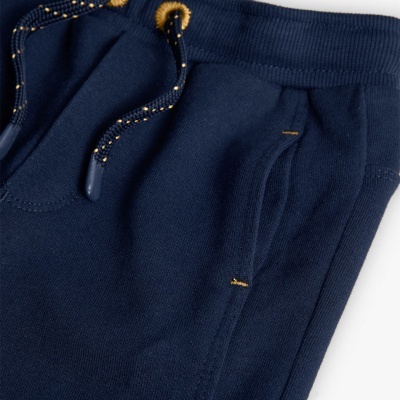 Calças azul escuro com cordão preto e amarelo e bolsos frontais