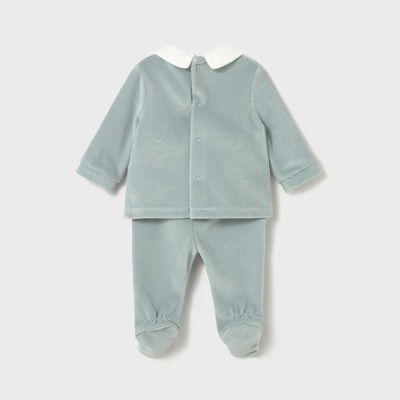 Conjunto de bebê cinza-azulado com camisola e calças com pés, fundo branco