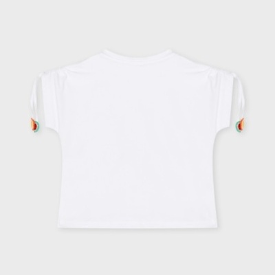 T-shirt branca de manga curta com detalhes coloridos nas mangas