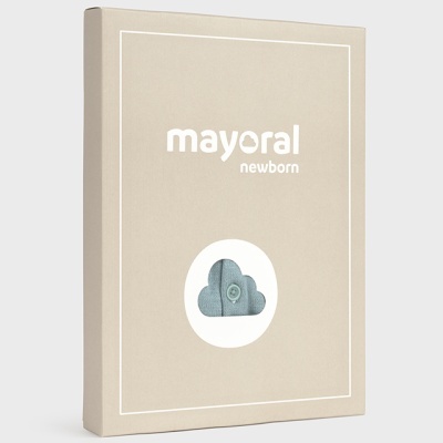 Embalagem bege para produto Mayoral Newborn com nuvem azul visível