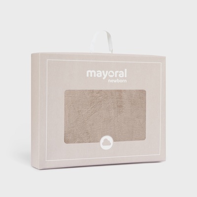 Caixa bege com manta castanha clara visível pela janela e logo 'mayoral newborn'