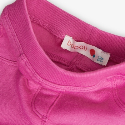Camisola cor-de-rosa de bebé com etiqueta da marca Boboli no colarinho