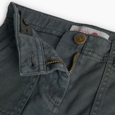 Calças cinzentas com fecho de correr e botão