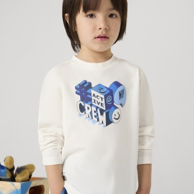Camisola branca de manga comprida com estampado azul e preto ACTIVE CREW em criança.