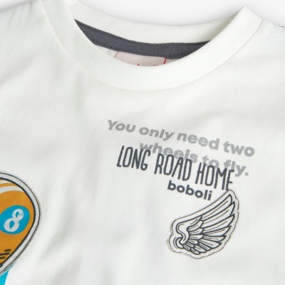 T-shirt branca com estampas e patches com texto em inglês e gráficos variados