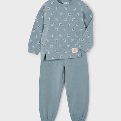 Conjunto de roupa de criança azul acinzentado com padrão geométrico na camisola e calças lisas.