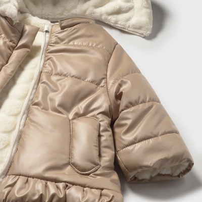 Parka de criança bege acolchoada com interior de pêlo sintético branco e capuz