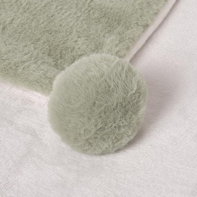 Tapete ou manta verde clara felpuda com pompom redondo do mesmo tom
