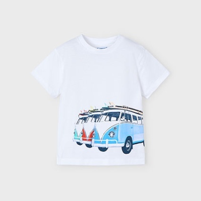 T-shirt branca com estampado de carrinhas de surf azuis e vermelhas