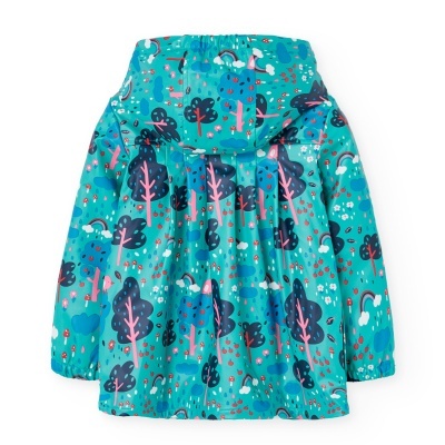 Casaco impermeável infantil azul turquesa com padrão colorido de árvores e arco-íris