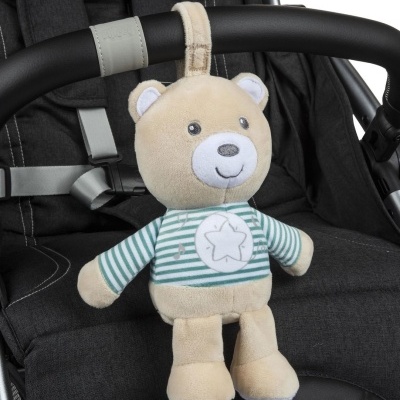 Peluche ursinho pendurado em carrinho de bebé preto