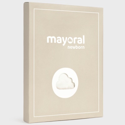 Caixa bege com 'mayoral newborn' e recorte de nuvem branca