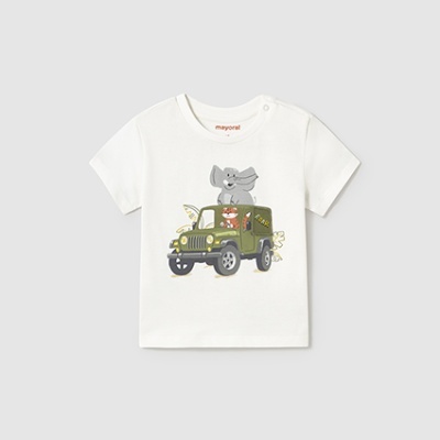 T-shirt branca com ilustração de elefante e macaco em jipe verde