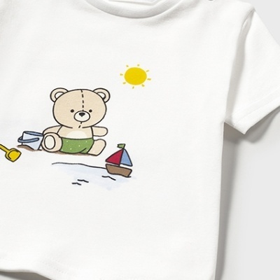 Camisola branca para bebé com estampa de ursinho e brinquedos na areia