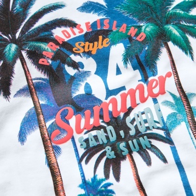 Estampa de tecido com palmeiras e texto colorido