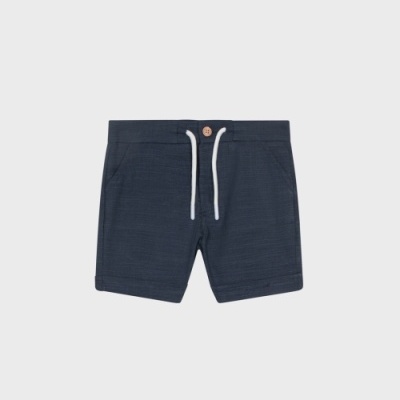 Calções azuis escuros com cordão branco e botão castanho