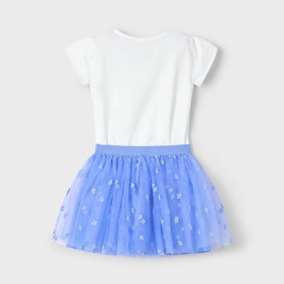Vestido infantil branco com saia azul em tule com flores brancas