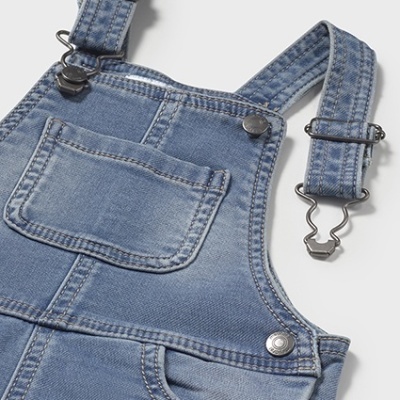 Jardineiras de ganga azul claro com botões e fivelas metálicas