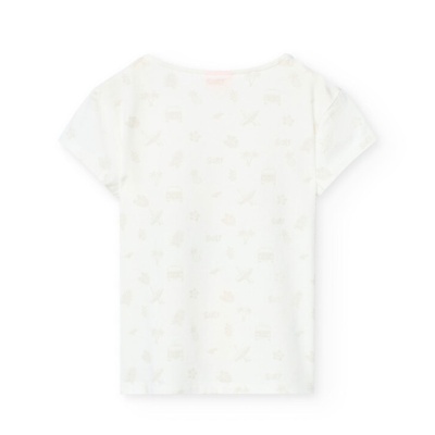 Camiseta branca de manga curta com padrão discreto em tons claros.