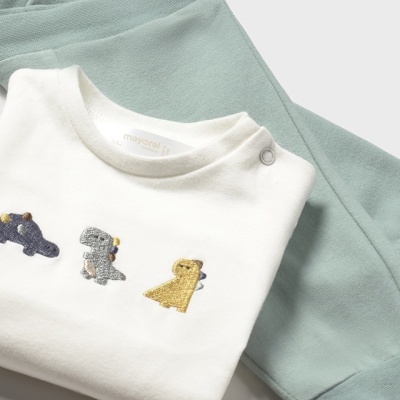 Conjunto infantil branco e verde claro com bordados de dinossauros